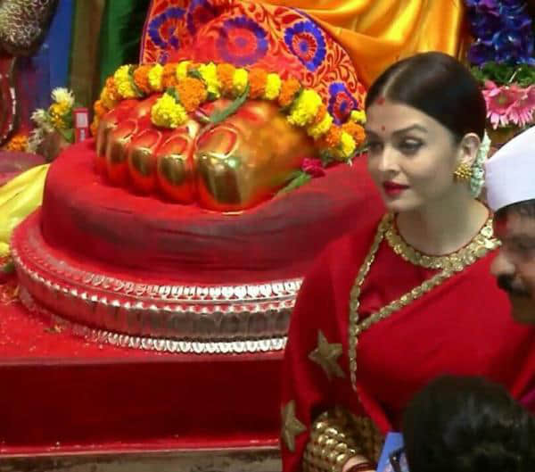 Aishwarya Rai Bachchan looks like a GODDESS as she visits Lalbaugcha Raja ahead of Ganesh chaturthi