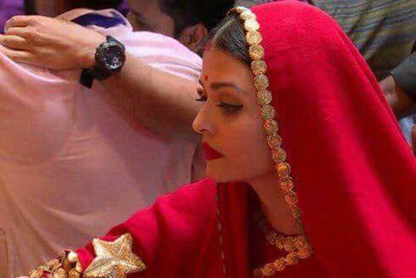 Aishwarya Rai Bachchan looks like a GODDESS as she visits Lalbaugcha Raja ahead of Ganesh chaturthi