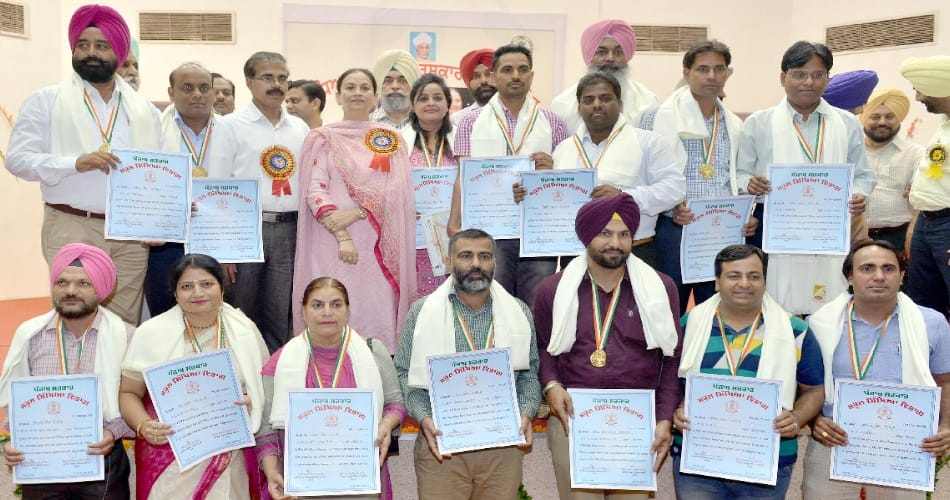 40 Teachers of Punjab, awarded from Punjab Education Minister