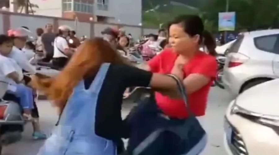 Two woman start fight at their kids front of school gates