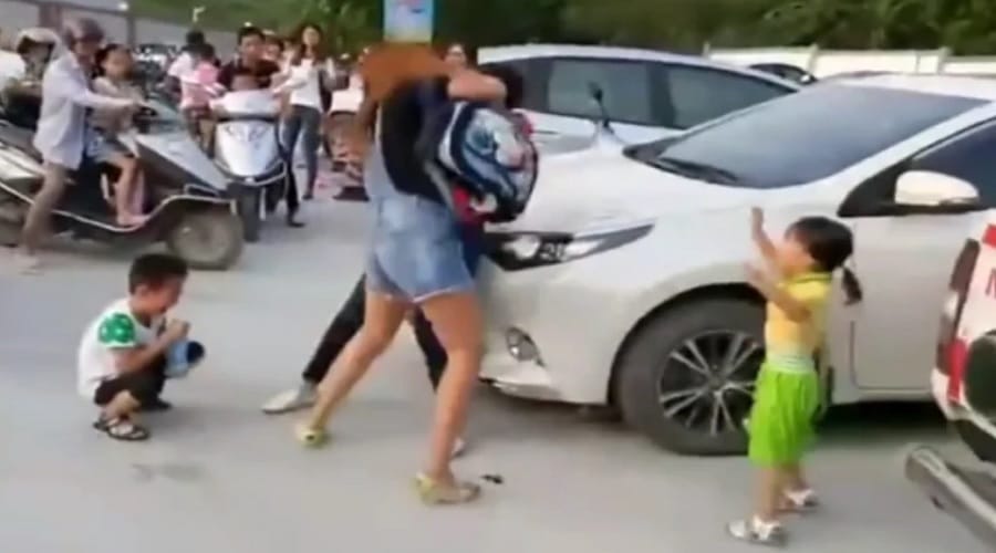Two woman start fight at their kids front of school gates