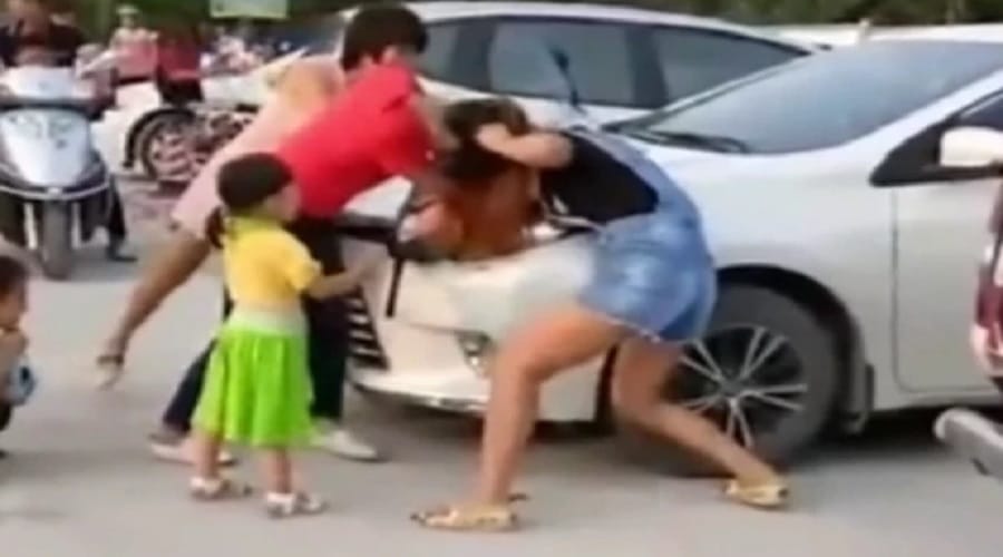 Two woman start fight at their kids front of school gates