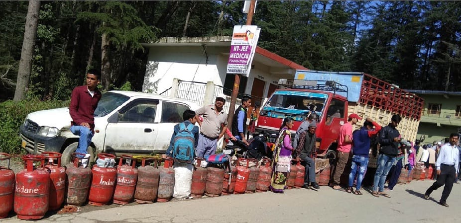Backlog of 2000 gas cylinders in Lohaghat