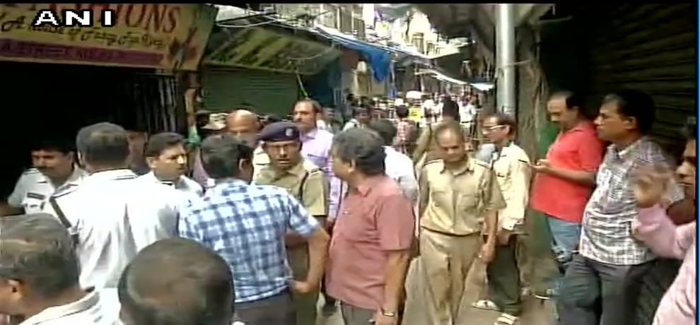 Building collapses in Kolkata's Burrabazar, Three people critically injured