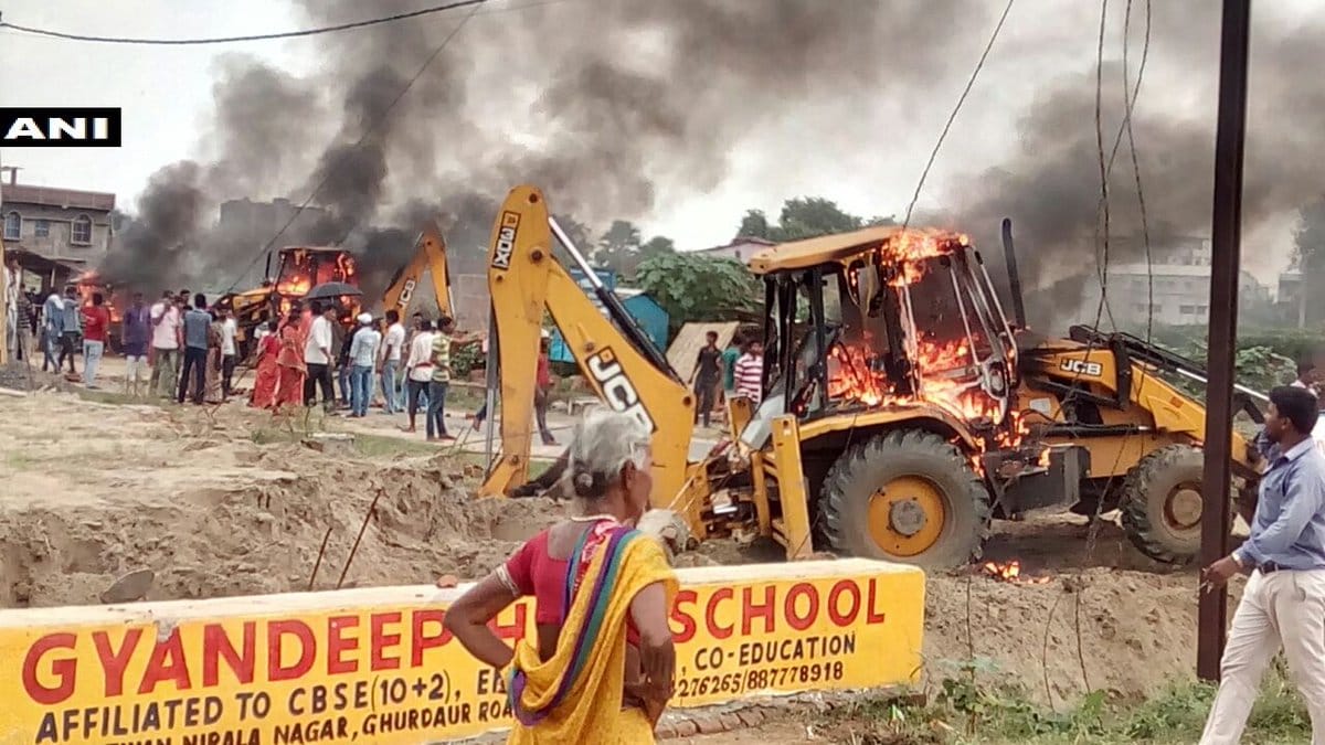 Clash between locals and Police during an anti-encroachment drive in Patna