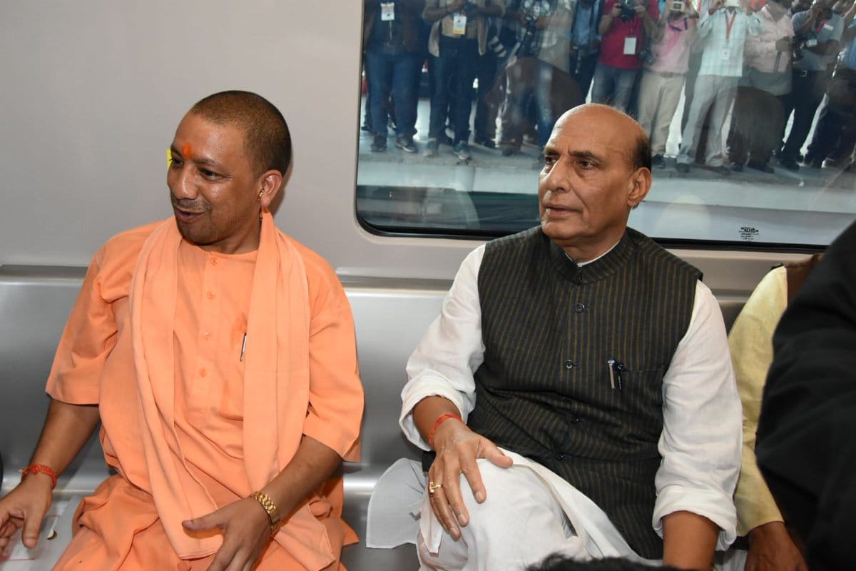 first journey of lucknow metro by cm yogi 