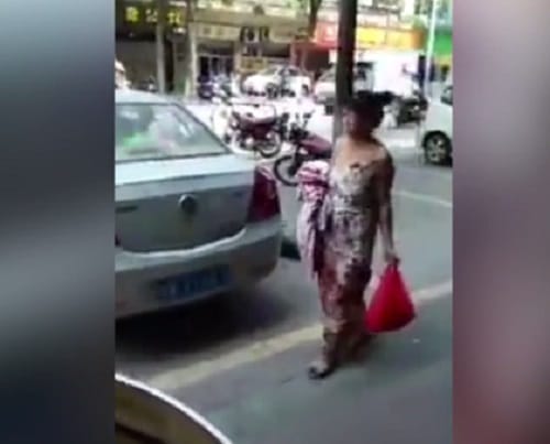 Women gave birth to child while shopping in market at Yunfu in southern China