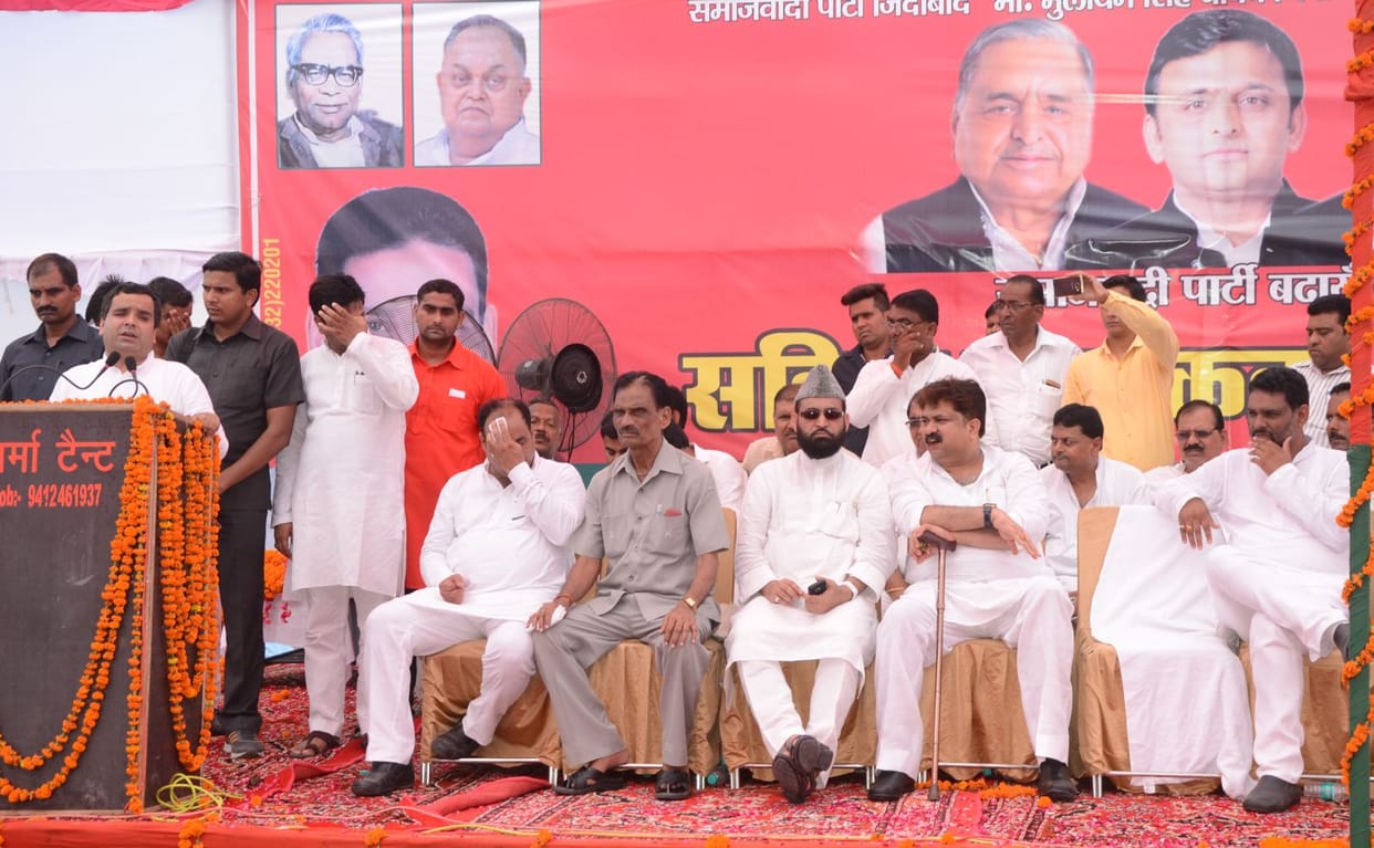 UP govt fooling farmers:Dharmendra