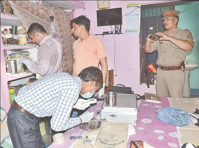 Rookie gangs in the quarrels, theft of 1.5 lac