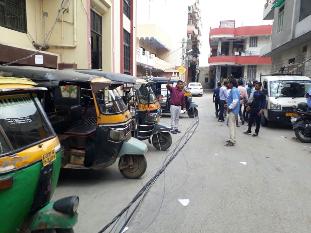 Electric wire falling on the school taxi, the director saved lives