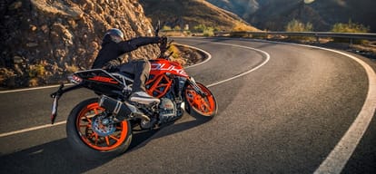 2017 KTM Duke 390 in Black Paint Scheme Spotted in bangalore Dealership