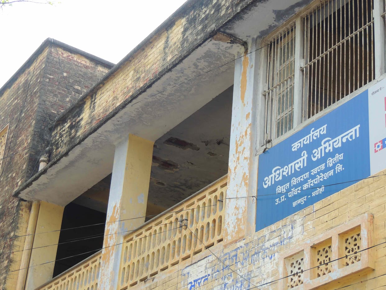 जर्जर भवनों के नीचे खतरे में जिंदगी