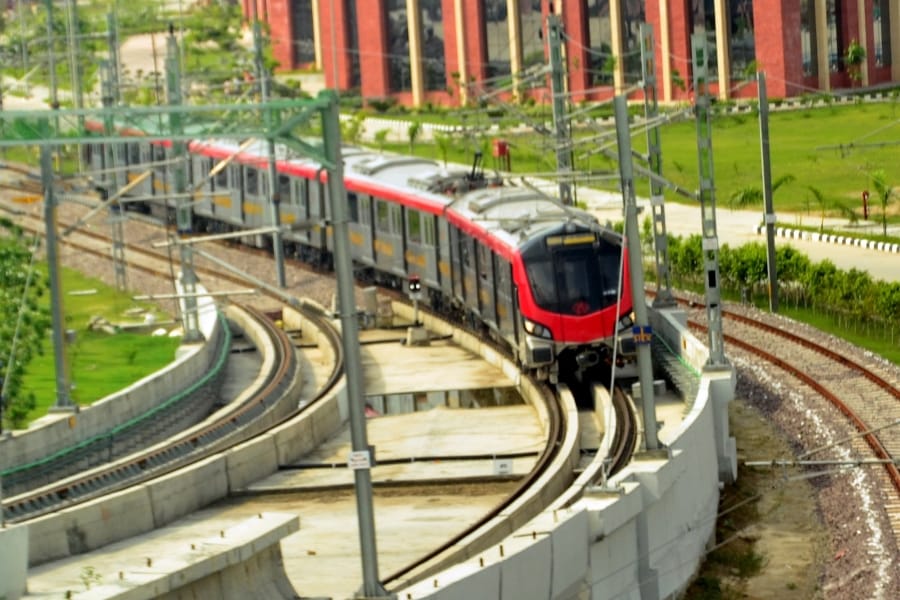 Chinese manjha become a serious trouble for Lucknow metro 