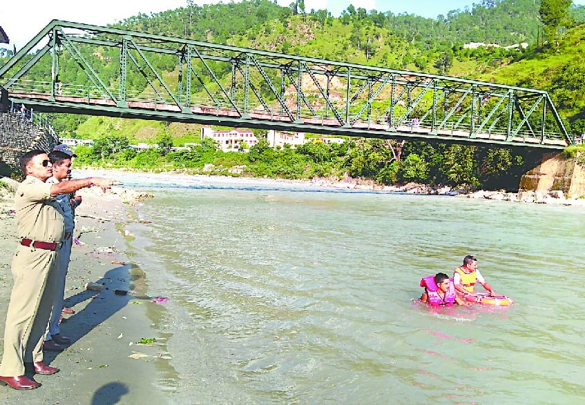 Suryu is taking bath, youth goes out, investigations continue