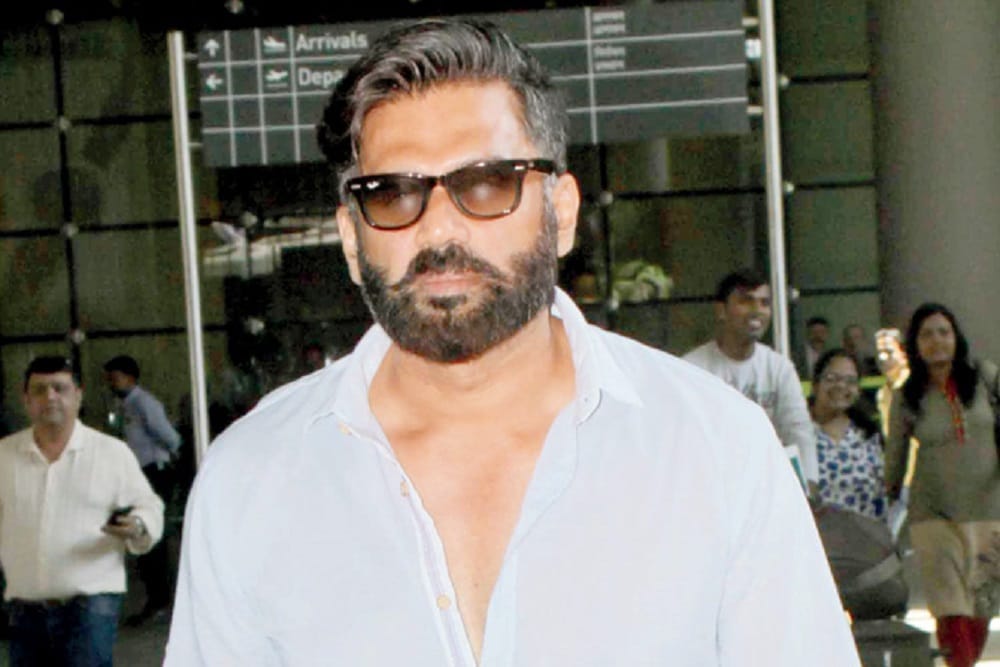 sunil shetty asked bodyguard to delete the video from the fans phone