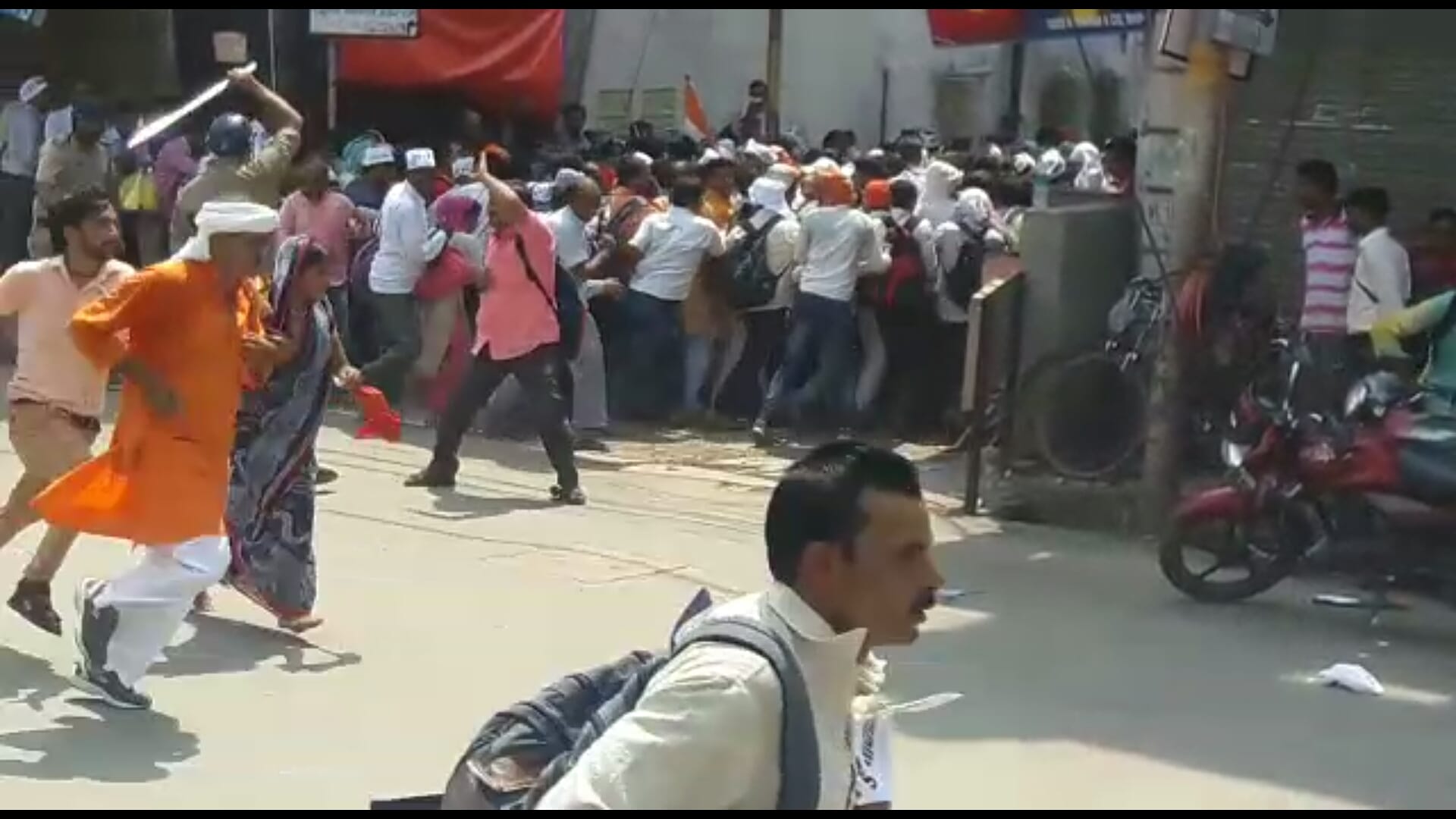 lathi charge on teachers in lucknow