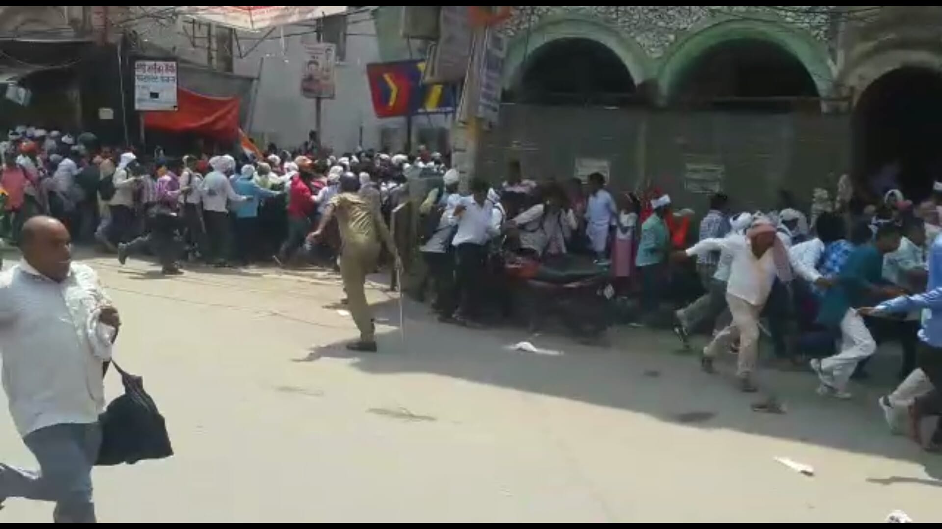 lathi charge on teachers in lucknow