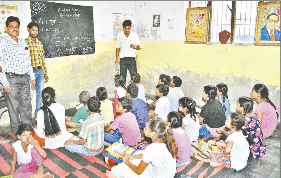 youth in agra involved in teaching of economically weak child