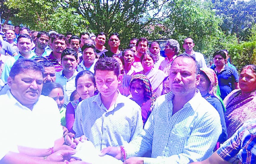 Fencing traders encircle SDM