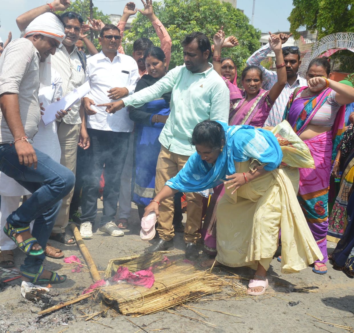सड़कों पर शिक्षामित्र, मुख्यमंत्री का पुतला फूंका