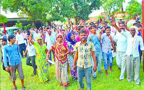 राजापुर में जमीन अधिग्रहण को लेकर हुई बैठक, किसानों ने काटा हंगामा