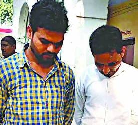 महिला सिपाही के कमरे में पकड़े गए दो युगल