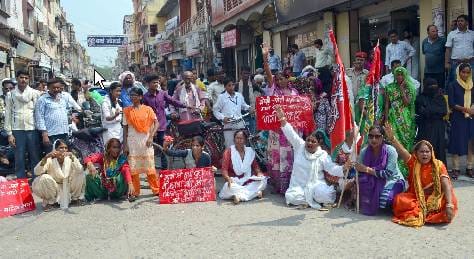सपा महिला सभा ने प्रदर्शन कर सदर चौरहा जाम किया