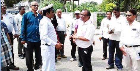 शौचालयों में गंदगी देखकर एडीआरएम ने जताई नाराजगी