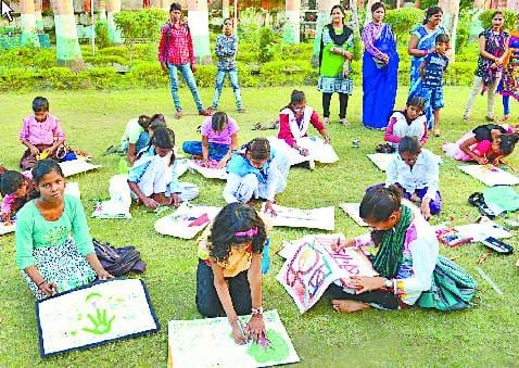 ‘सजीव कल्पनाओं पर आधारित होते हैं चित्र’