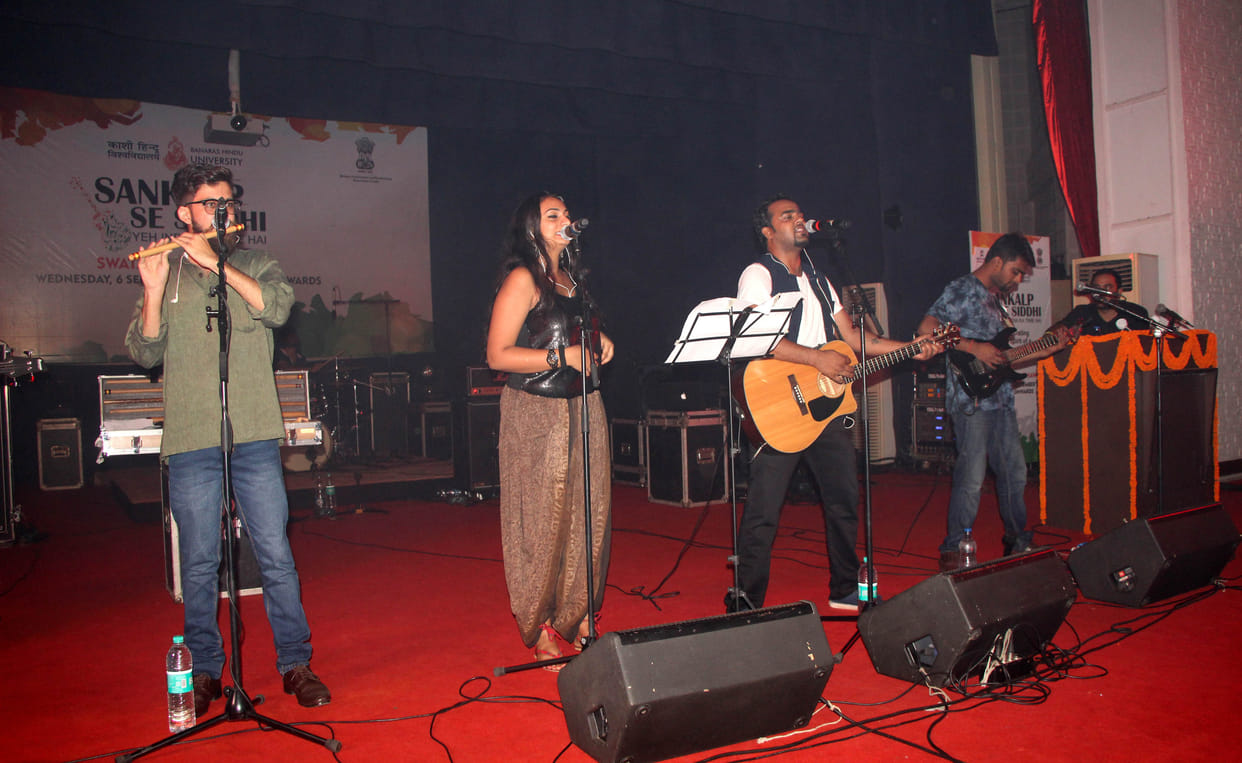 bhu students dance on deshbhakti  patrotic song