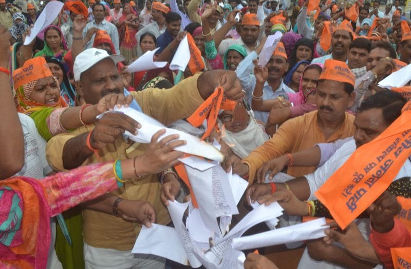 प्रतियां जलाकर जताया विरोध, आरपार की लड़ाई का एलान