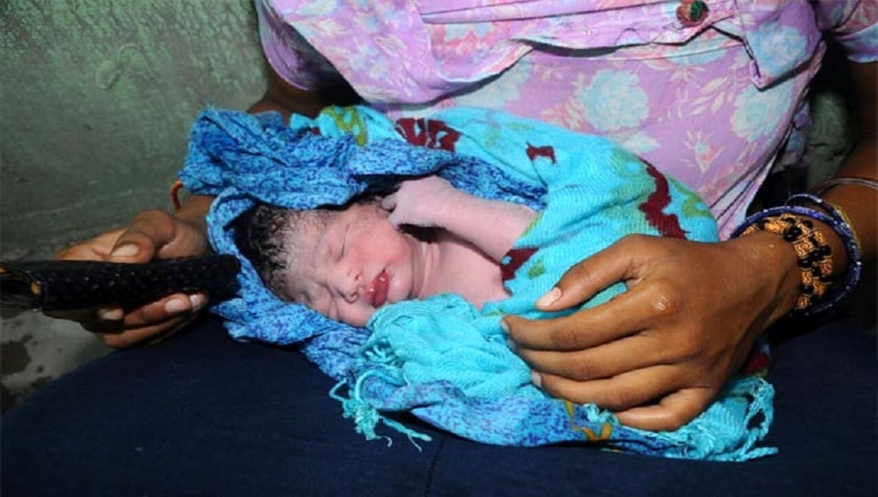 woman gave birth to a child on the road