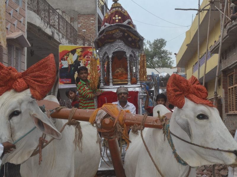 प्रभु रथ पर हुए सवार, नगाड़ा बाज रहा