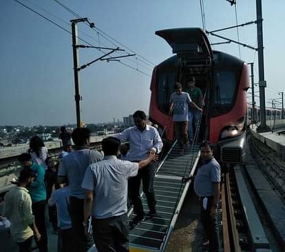 LUCKNOW METRO STOP WORKING ON ITS FIRST DAY 