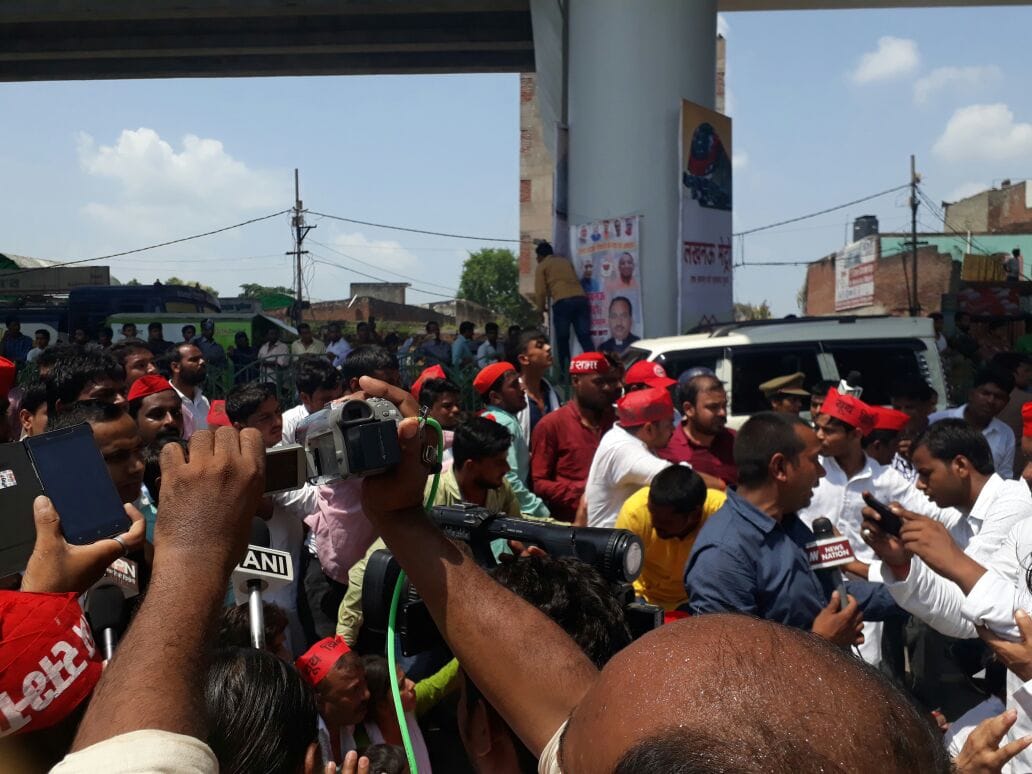 SP activists made ruckus on transportnagar metro station lucknow