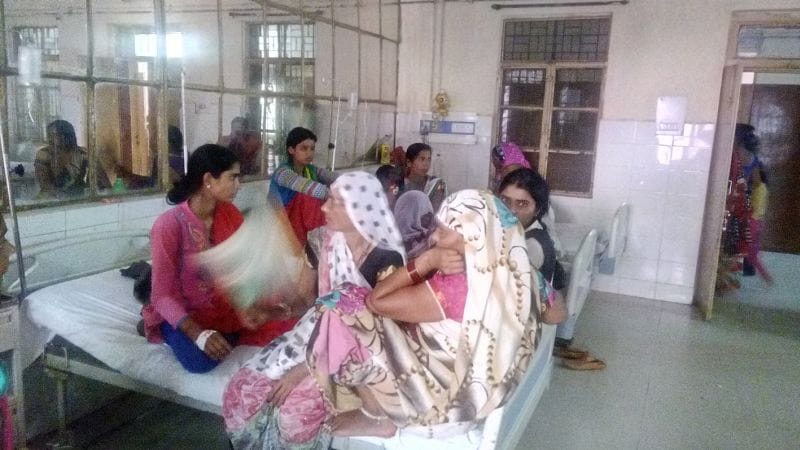 अस्पताल में अव्यवस्थाओं से परेशान हैं मरीज