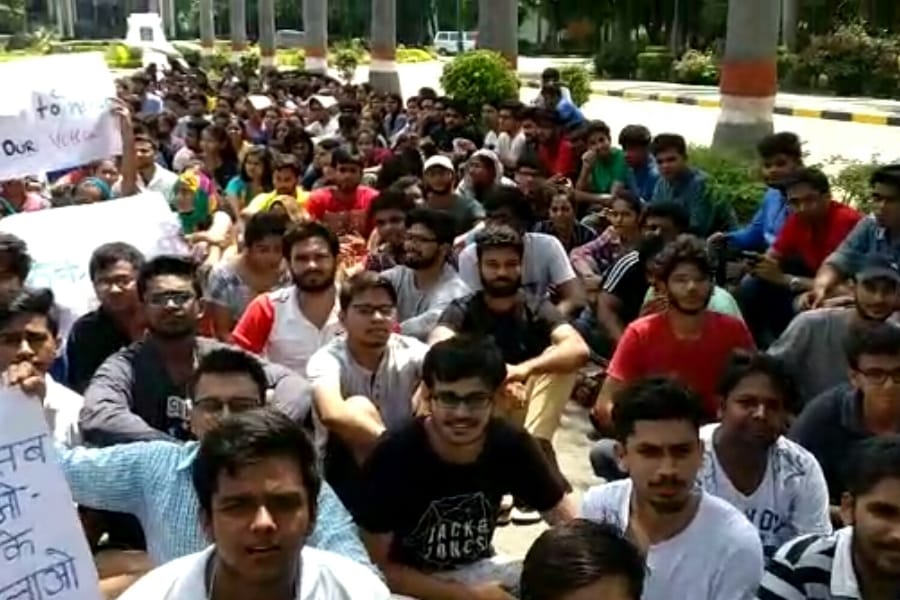 lohia law university students protested and asked resignation.