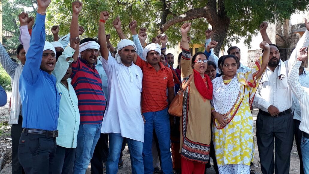 shikshamitra in agra again doing protest