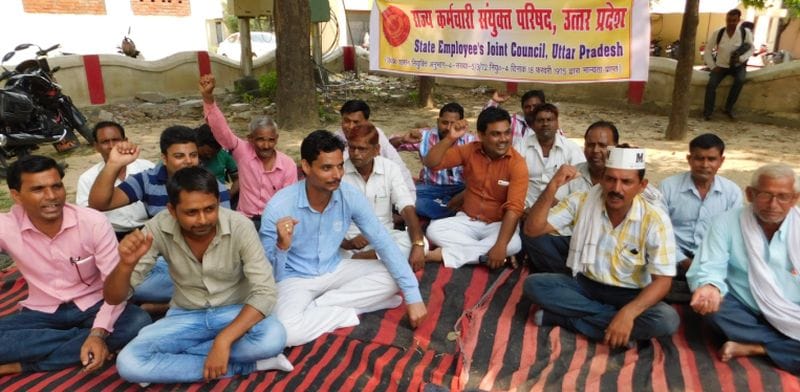 कलक्ट्रेट पर राज्यकर्मियों का प्रदर्शन, आंदोलन की चेतावनी
