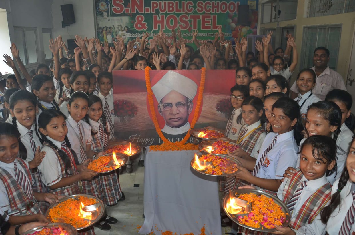 Respect of teachers on teacher day