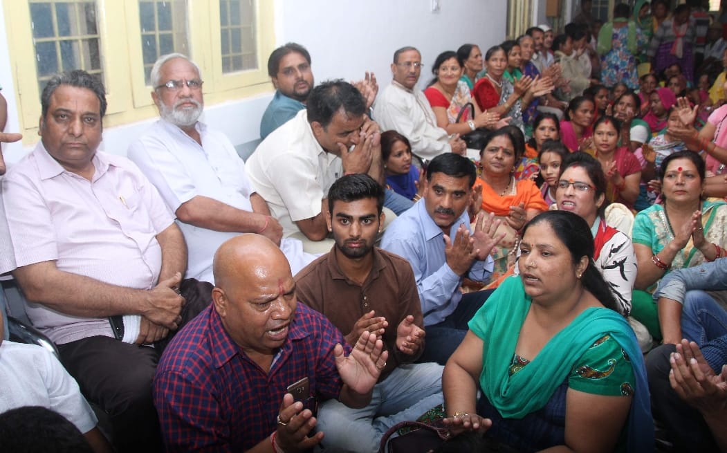 mayor vinod chamoli protest in dm office in dehradun