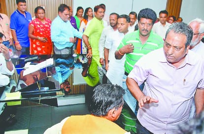 mayor vinod chamoli protest in dm office in dehradun