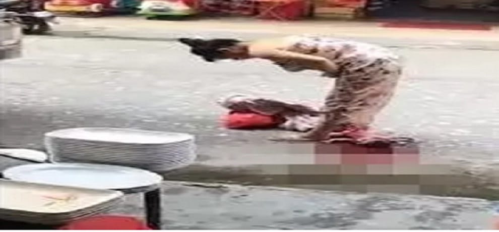 woman gave birth to a child on the road