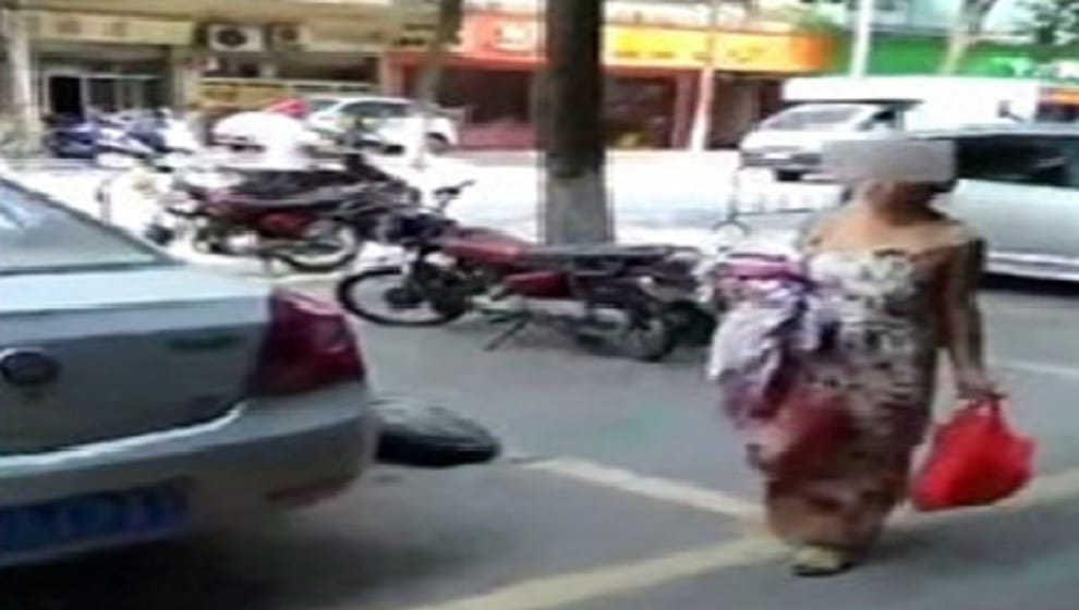 woman gave birth to a child on the road
