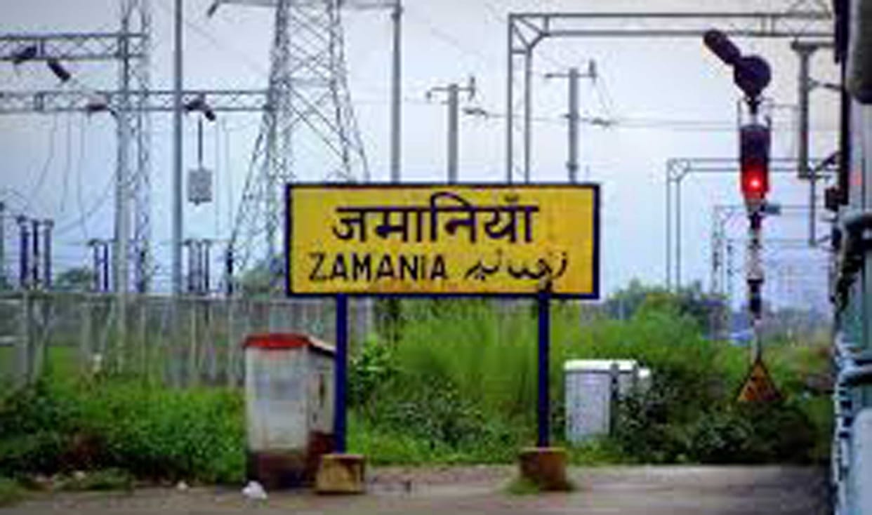 women with child fall down from train at zamania railway station