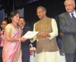 शिक्षिका को राज्यपाल पुरस्कार देते मुख्यमंत्री त्रिवेंद्र रावत