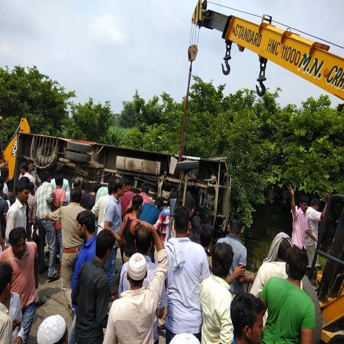 Bus full of passengers toppels over, five died and many injured, photos