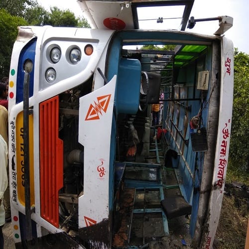 Bus full of passengers toppels over, five died and many injured, photos
