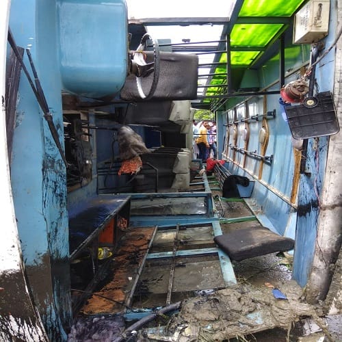 Bus full of passengers toppels over, five died and many injured, photos