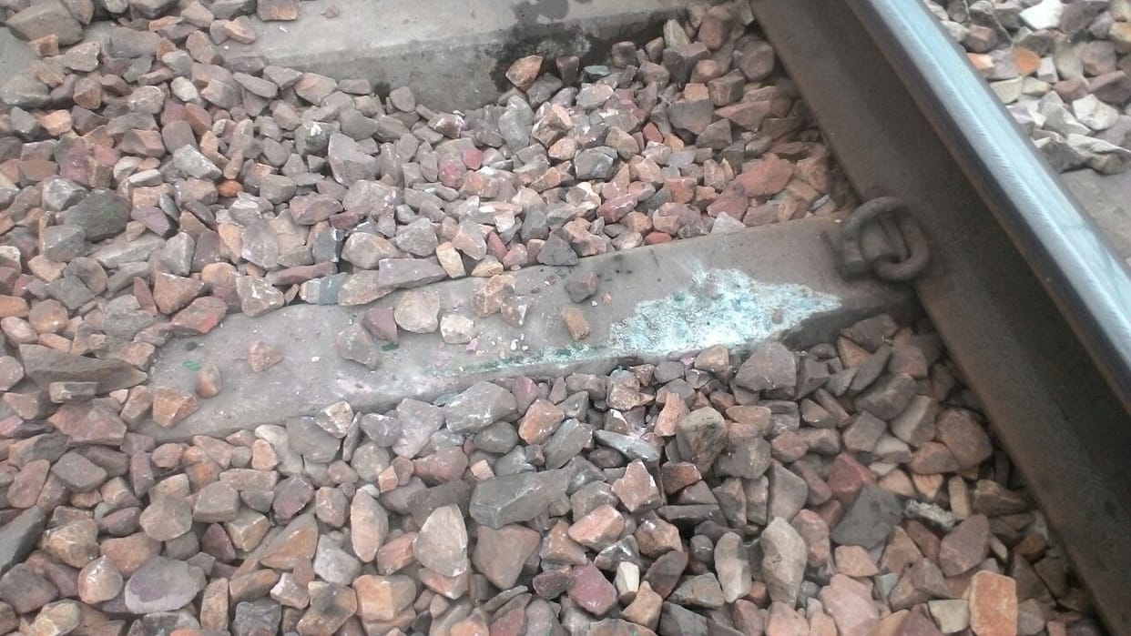 ट्रैक पर गिरा मालगाड़ी का गेट, पलटने से बची आगरा-दिल्ली पैसेंजर